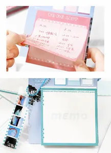 Detailweergave van filmstijl memoblokken met roze to-do lijst en vintage filmstrip texturen