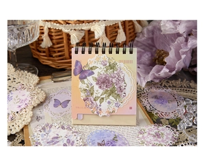 Vue détaillée d'autocollants en dentelle vintage aux motifs floraux et papillons violets