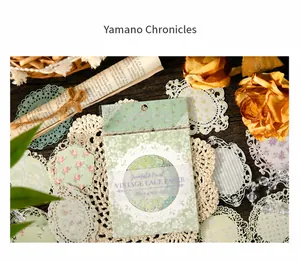 Détail macro du papier dentelle vintage Yamano Chronicles aux motifs floraux verts pour journal