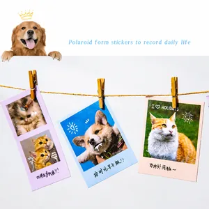 LOMO-Stil Haustier-Aufkleber mit Katzen und Hunden an einer Schnur mit Holzklammern