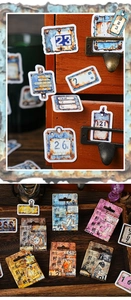 Detalle de pegatinas de letras vintage con diseño industrial sobre superficie de madera