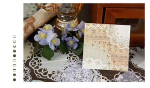Détail de napperons en papier dentelle vintage et cartes de scrapbooking fleuries