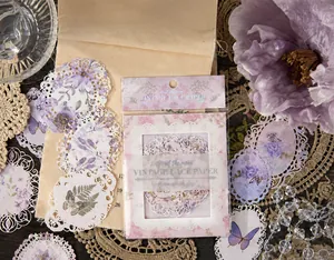 Détail d'autocollants en dentelle violette vintage avec fleurs et papillons pour carnet