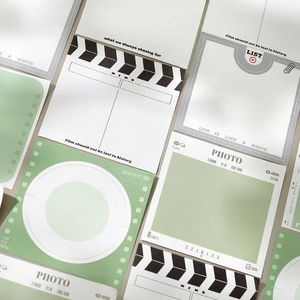 Vintage memo-pads in filmstijl met fotografie- en filmcamera-ontwerpen in groen en grijs