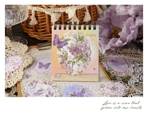 Vue détaillée du kit de scrapbooking fleurs violettes et papillons avec papier dentelle