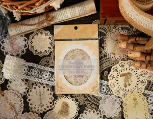 Gros plan détaillé de papier dentelle vintage et d'autocollants floraux pour scrapbooking