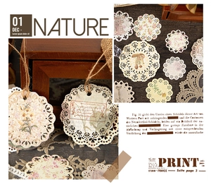 Vue rapprochée des napperons en papier dentelle vintage aux motifs découpés au laser