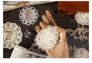 Gros plan sur du papier dentelle vintage circulaire aux motifs fleurs et champignons