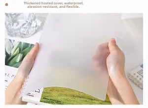 Détail de la couverture de carnet givrée translucide étanche montrant sa grande flexibilité