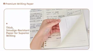 Gros plan sur du papier à lettres épais de qualité pour journal vintage
