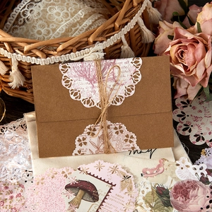 Kit scrapbooking vintage forêt verte avec papier dentelle et fleurs sur enveloppe kraft