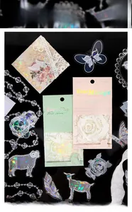 Dettaglio degli adesivi Rose Mirage con finitura olografica e motivi a farfalla