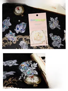 Dettaglio macro di adesivi laser Rose Mirage con effetti floreali olografici su sfondo nero