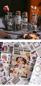 Details von Vintage-Gartenaufklebern und Buch auf Glas mit Trockenblumen