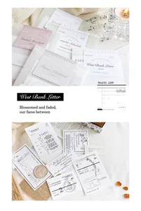 Dettaglio di note in carta vintage per scrapbooking con bordi strappati e tipografia retrò