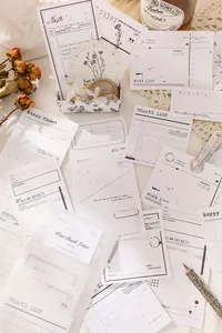 Dettaglio di carta memo Mo-Card vintage con tipografia retrò e bordi pretagliati