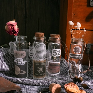 Set aus dekorativen Vintage-Glasflaschen mit Korken und Retro-Papieraufklebern