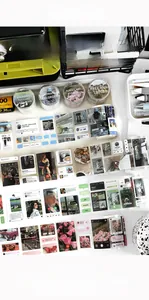 Détail de rubans adhésifs washi style Instagram avec interface réseau social et textes d'art