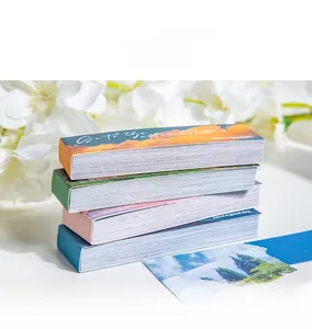 Gros plan de quatre carnets d'autocollants paysagers avec couvertures de photographies