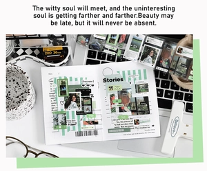 Mise à plat d'autocollants PET et d'un carnet de notes vert pour le scrapbooking créatif