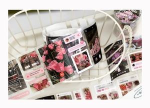 Gros plan sur du ruban adhésif PET floral décoratif avec éléments de design UI mobile