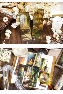 Primer plano de marcadores de libros florales sobre cuaderno de cuero y flores secas