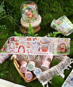 Dettaglio del nastro washi con decorazioni in lamina d'oro e illustrazioni fiabesche