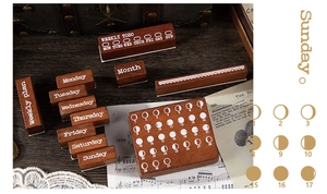 Gros plan d'un set de tampons en bois vintage avec calendrier hebdomadaire pour le scrapbooking