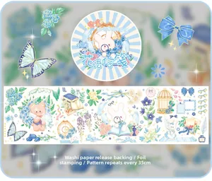 Dettaglio di nastro washi dorato con rose blu e conigli per decorazione scrapbooking