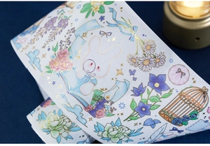 Dettaglio macro del nastro washi con coniglio, lamina d'oro e motivi floreali fini