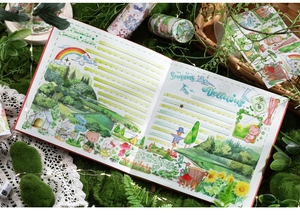 Dettaglio collage di nastro washi con animali del bosco su taccuino a griglia