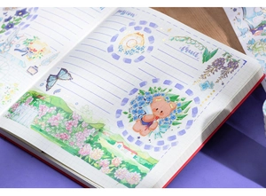 Dettaglio del nastro washi con motivi ad acquerello e decorazioni dorate su un'agenda