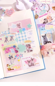 Stickers détaillés de chiots et chatons dans un carnet bleu aux motifs de cœur rêveur