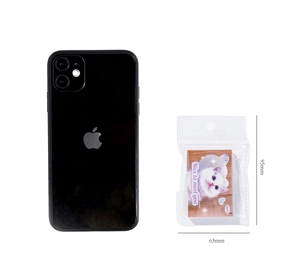 Comparaison de taille entre pack de 50 autocollants animaux et smartphone sur blanc