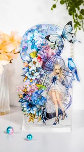 Detalle macro del soporte de acrílico láser con tema de pájaros y chica de anime