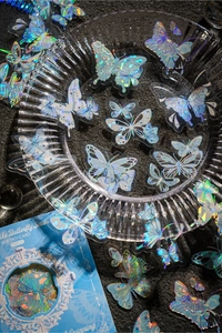 Gros plan de stickers papillons holographiques avec des reflets nacrés sur verre strié