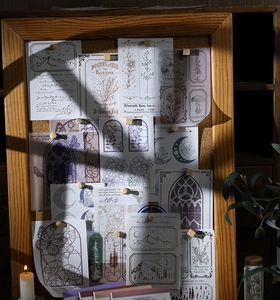 Détail de papier scrapbooking vintage avec motifs botaniques sur un panneau de liège