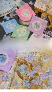 Détails macro d'autocollants papillons holographiques laser pour scrapbooking avec encre blanche