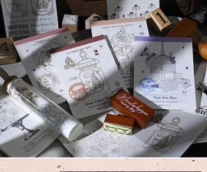Vue détaillée du set de scrapbooking vintage avec papiers fleuris et tampons bois