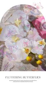 Détails d'autocollants papillons en PET irisé avec accents de feuille d'or laser