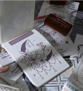 Détail macro d'autocollants vintage avec motifs floraux, lune pourpre et papillons