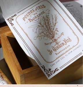 Gros plan sur du papier scrapbooking vintage avec motifs d'iris et texte décoratif français