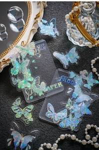 Détails macro des autocollants papillon holographiques en PET avec finition laser colorée