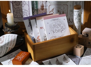 Détail du set de papier scrapbooking vintage avec motifs floraux et tampons en bois rétro