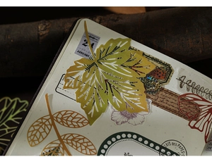 Primer plano de tallas de papel de hojas vintage y pegatinas de mariposas para diarios