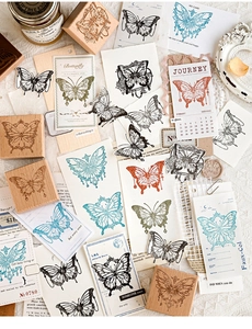 Vue détaillée de tampons en bois papillon et de collages papier vintage pour scrapbooking