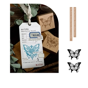 Gros plan du tampon en bois papillon vintage avec ailes botaniques et étiquettes rétro