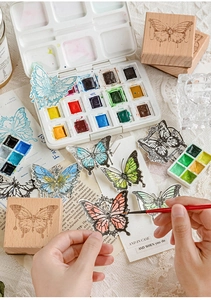 Gros plan de tampons en bois papillon vintage et d'autocollants colorés pour scrapbooking