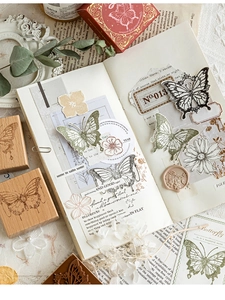 Détail de tampons en bois vintage et autocollants papillon pour scrapbooking créatif