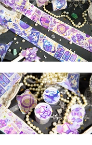 Dettaglio macro di nastro washi vintage viola con motivi mistici di balene e stelle